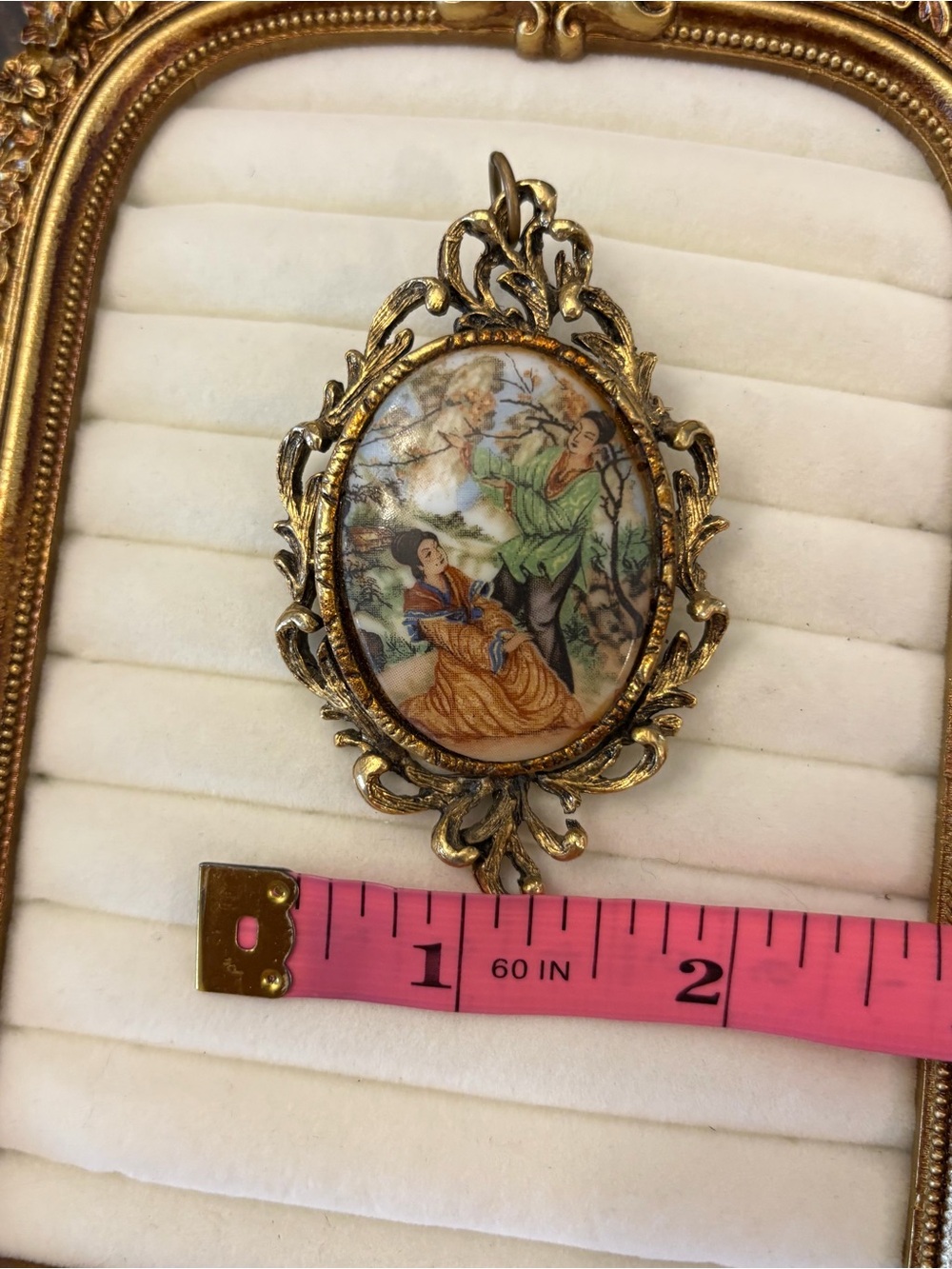 Vintage 1970’s Cameo Brooch Courting Asian Couple Under Cherry Blossom Tree - Picture 4 of 6